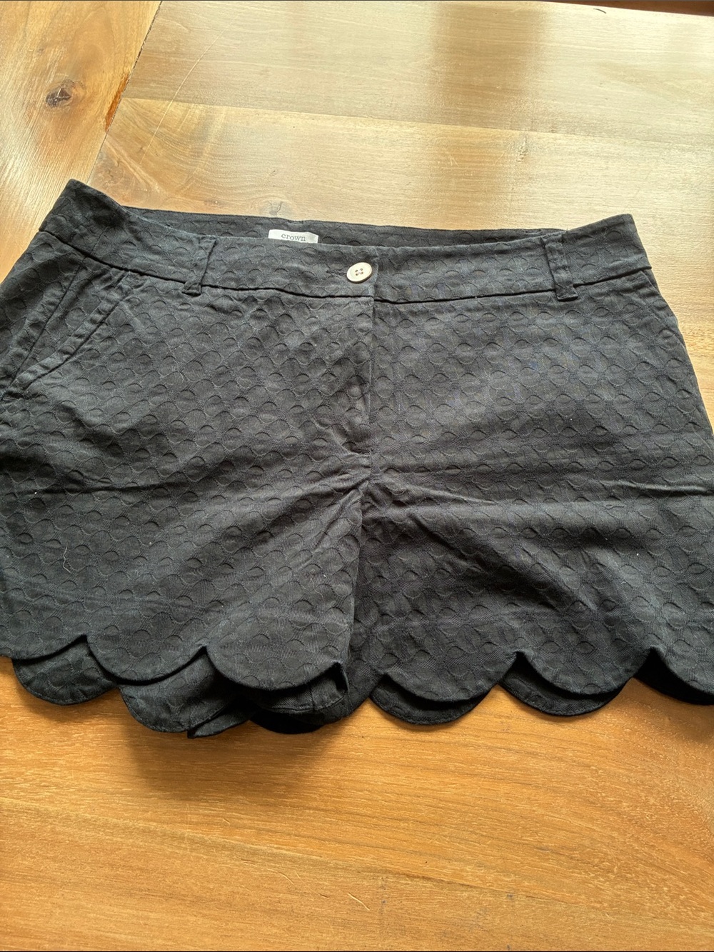 Lot of four crown & ivy Scalloped Eyelet Shorts - White, Navy, Black, Grey - Picture 6 of 9